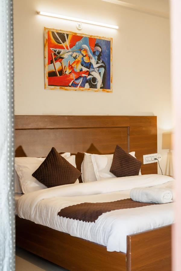 The Lodgers 2 Bhk Serviced Apartment Infront Of Artemis Hospital Gurgaon Exterior photo